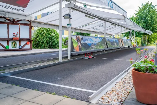 Überdachte Asphalt-Kegelbahn im Freien