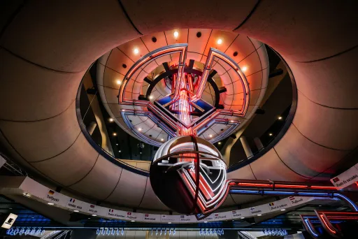 Futuristisches Gebäude mit runden Formen und leuchtenden roten Lichtern.