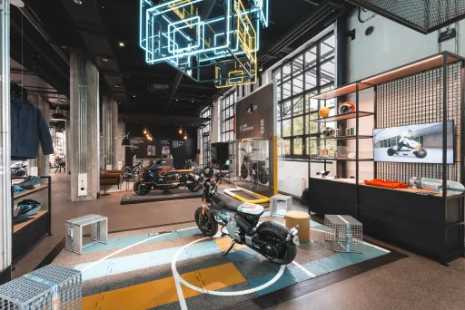 Motorrad Welt mit ausgestelltem Motorrad und leuchtender Neonbeleuchtung.
