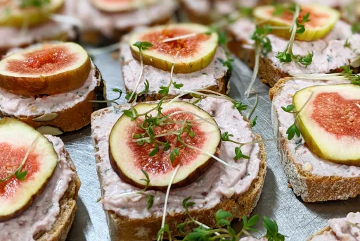 Schnittchen mit vegetarischem Aufstrich und Feige