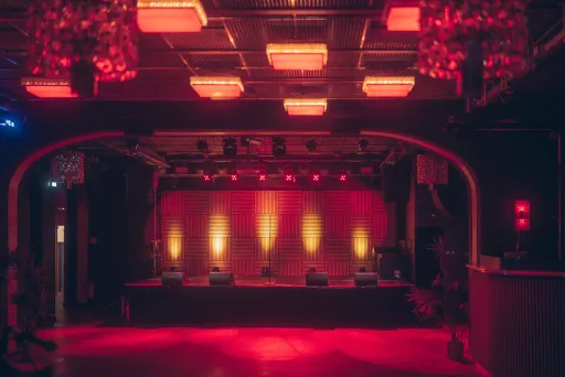 Leere Bühne mit rotem und gelbem Licht in einem Club oder Veranstaltungssaal