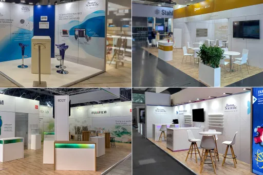 Vier moderne Messestände mit Tischen, Stühlen und Bildschirmen auf einer Messe.