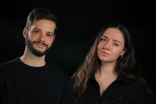 Mann und Frau mit neutralem Gesichtsausdruck vor schwarzem Hintergrund. LohseFilm