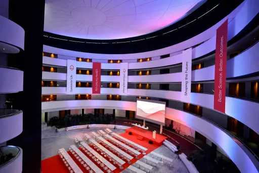 Meeting im Atrium