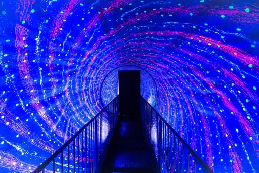 Leuchtender Gang mit spiralförmigen Lichtmustern in Blau und Lila