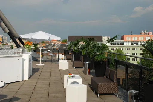 Deutsches Technikmuseum gemischte Bestuhlung auf der Terrasse des Ausgucks