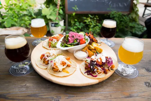 Meeting Guide Berlin, Incetnives in Berlin, gefüllte Biergläser und Snacks