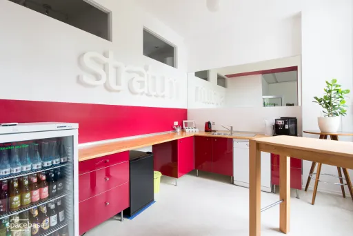 Küche mit Stehtisch und Getränkekühlschrank