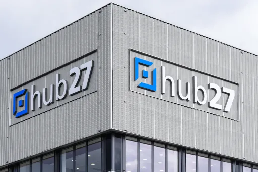Gebäude mit dem Schriftzug und Logo „hub27“ an der Fassade