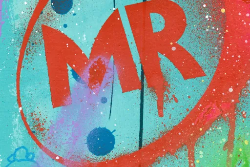 Rotes „MR“ auf bunt besprühter Wand mit blauem Hintergrund