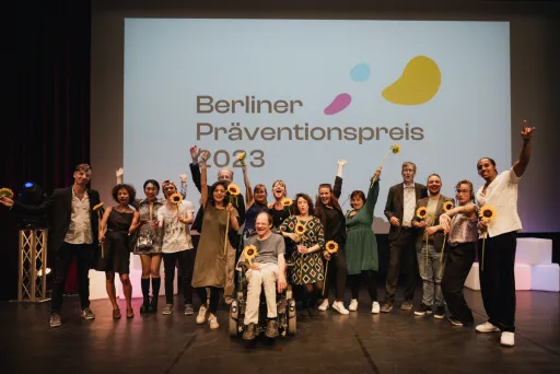 Gruppenfoto der Gewinner:innen des Berliner Präventionspreises 2023 auf der Bühne.