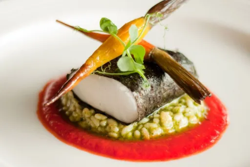 angerichtetes Essen auf einem Teller - Fine Dining