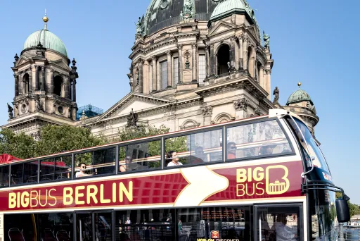 Doppeldecker-Touristenbus vor dem Berliner Dom bei klarem Himmel