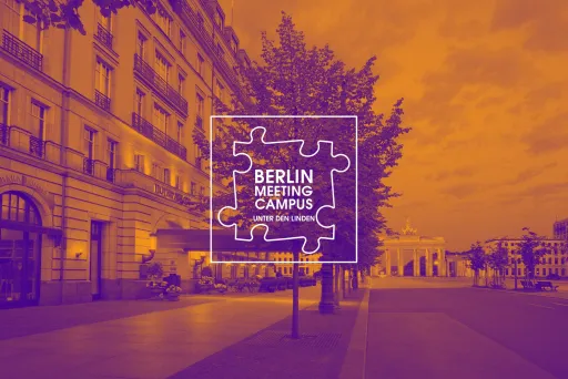 Straße Unter den Linden in Berlin mit Brandenburger Tor und Berlin Meeting Campus Logo