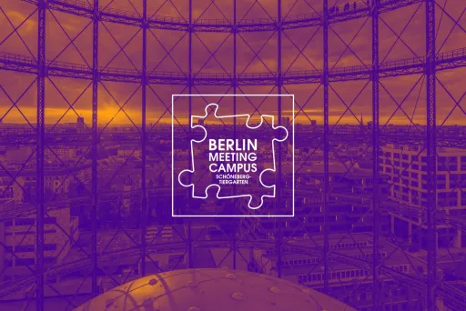 Blick durch das Gasometer in Berlin-Schöneberg mit Stadtpanorama und Berlin Meeting Campus Logo