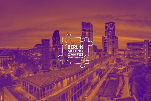 Blick auf Berliner Skyline bei Sonnenuntergang mit Berlin Campus Logo im Vordergrund