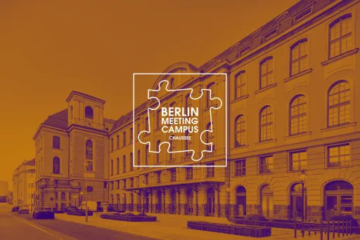Historisches Gebäude an der Chausseestraße in Berlin mit Berlin Meeting Campus Logo