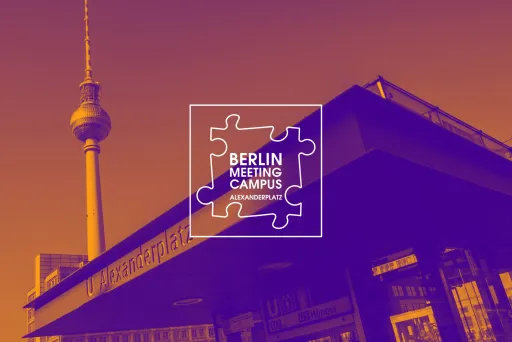 U-Bahn-Eingang Alexanderplatz mit Fernsehturm und Berlin Meeting Campus Logo