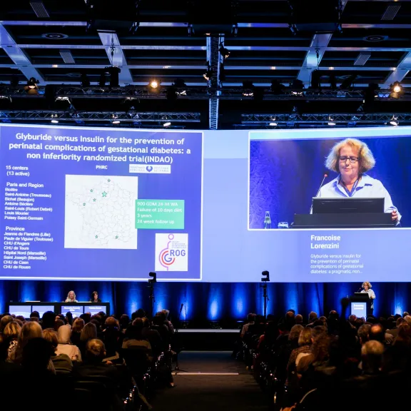 Ansicht eines großen LED Screen mit Bühne und Publikum, zu erkennen ist, dass es sich bei um den EASD Berlin 2018 handelt.