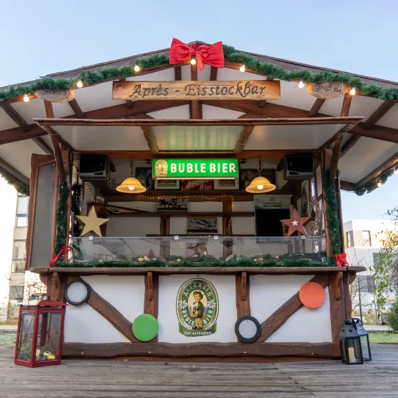 Weihnachtlich geschmückter Eisstockhütte