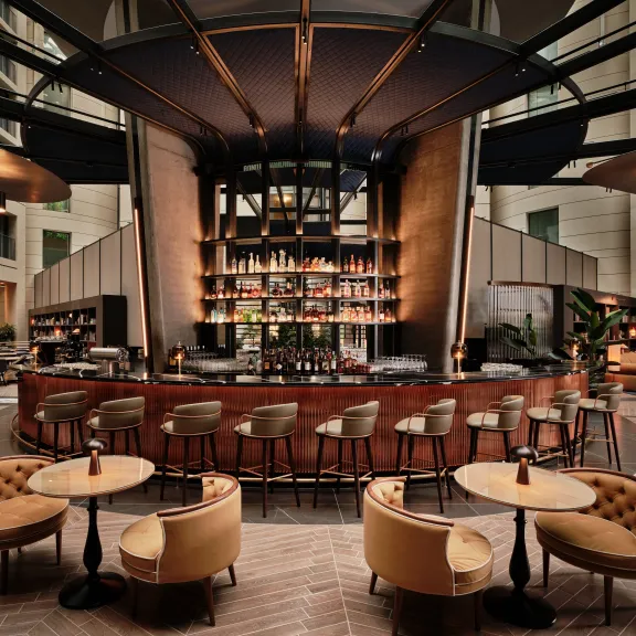 Ansicht der Atrium Bar im Radisson Blue Collection Hotel