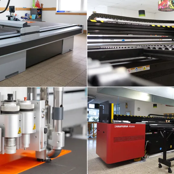 Vier Ansichten moderner industrieller Druck- und Schneidemaschinen in einer Werkhalle.