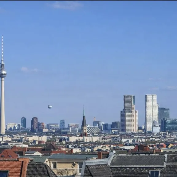Berliner Skyline mit Fernsehturm und modernen Hochhäusern bei blauem Himmel