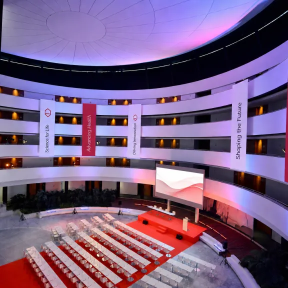 Meeting im Atrium