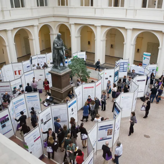 Poster-Ausstellung mit vielen Menschen von erhöhter Position aus  fotografiert