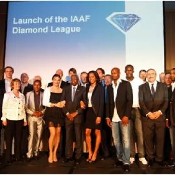 Gruppe von Menschen posiert auf Bühne bei der Präsentation der IAAF Diamond League.