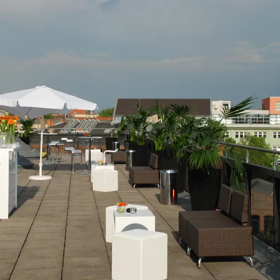 Deutsches Technikmuseum gemischte Bestuhlung auf der Terrasse des Ausgucks