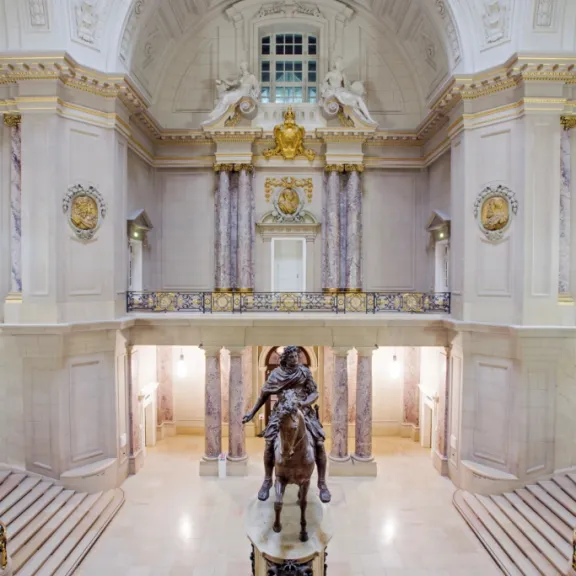 Reiterstatue in der Großen Kuppelhalle (Eingangsbereich) des Bode-Museums