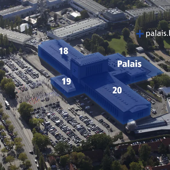 Luftaufnahme eines Messegeländes, Hallen 18, 19, 20 und Palais blau hervorgehoben.