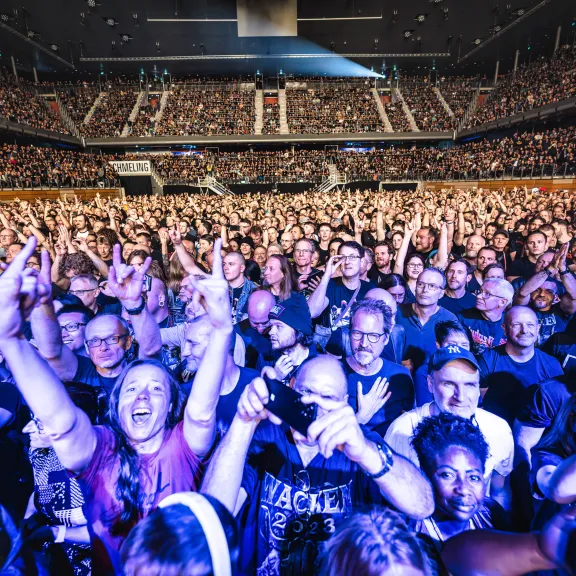 Es sind die Fans bei dem Konzert von Judas Priest in der Max-Schmeling-Halle zu sehen.