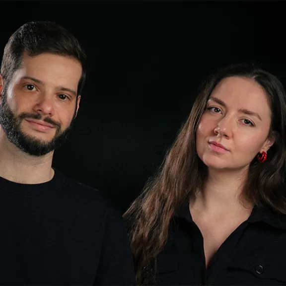 Mann und Frau mit neutralem Gesichtsausdruck vor schwarzem Hintergrund. LohseFilm