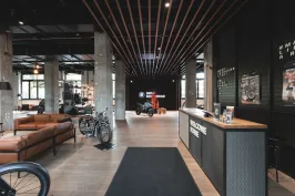 Motorrad Welt mit Holzboden, Sofas und Ausstellung von Motorrädern