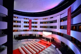 Meeting im Atrium