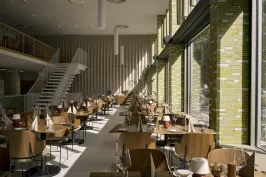 Das Restaurant mit Aufgang zur Galerie im Hauptraum von MOKKA*MILCH. 