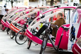 Velotaxen in eine Reihe gestellt