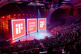 Bühne mit iF Design Award 2025 Präsentation, großes Publikum im Saal.