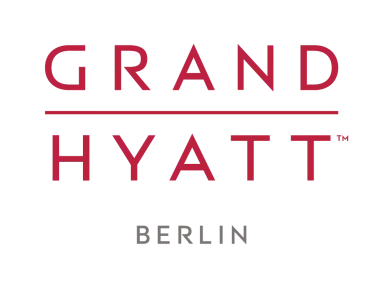 Logo von Grand Hyatt Berlin in roten und grauen Buchstaben.