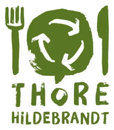 Grünes Logo mit Gabel, Messer, Recycling-Symbol und dem Text "Thore Hildebrandt".