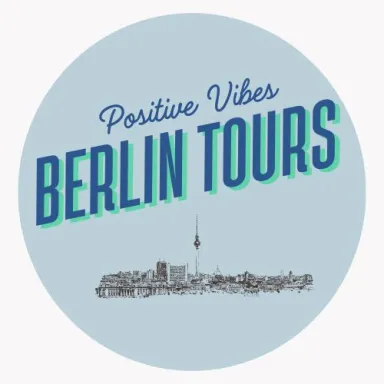 Logo: Positive Vibes Berlin Tours mit Berliner Skyline auf hellblauem Hintergrund.