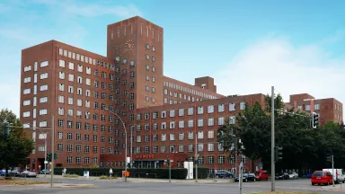 Anstelle des Logos der IHK Berlin sieht man das Außengebäude des Werner-Werkes, in dem sich das Panorama Congress Center befindet