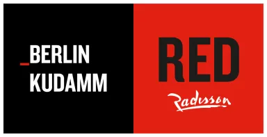 Grafik mit Text: Berlin Kudamm RED Radisson, schwarzer und roter Hintergrund