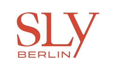 Logo mit rotem Schriftzug „SLY BERLIN“ auf transparentem Hintergrund.