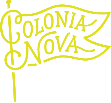 Gelbes Logo mit Schriftzug "Colonia Nova" auf stilisierter Fahne.