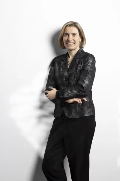 Bild einer lächelnden Frau im schwarzen Oberteil, Katja Sukale, Senior Marketing Managerin Conventions im Berlin Convention Office